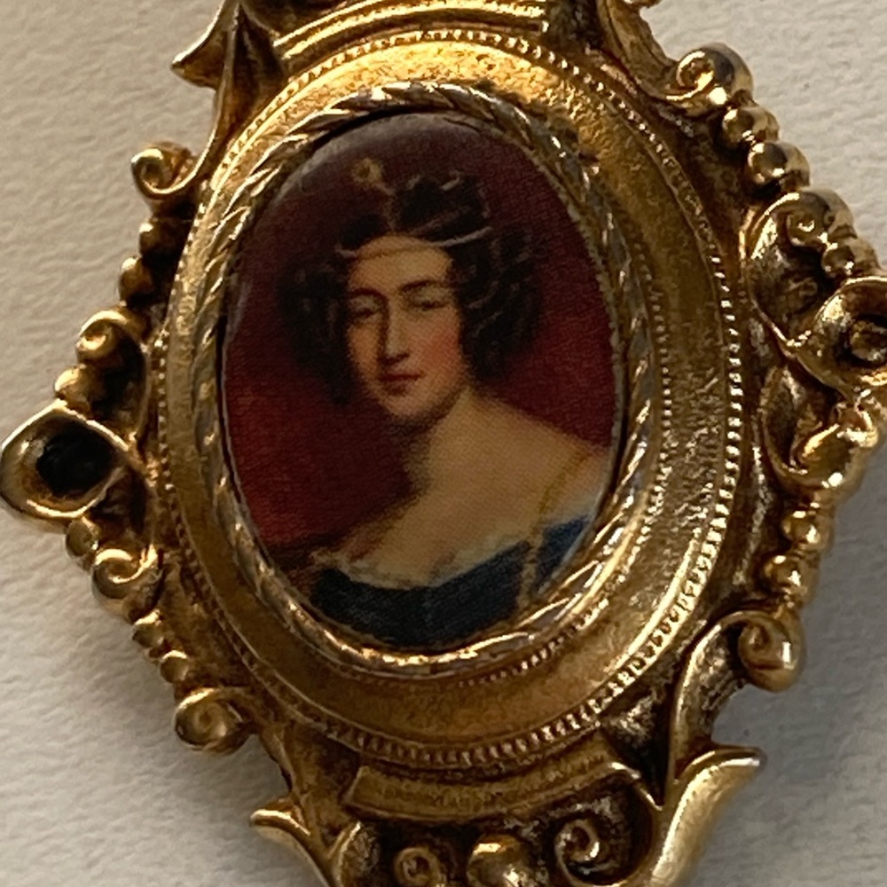 Vintage Cameo Brooch